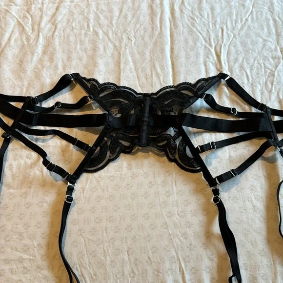 Thistle and Spire Scylla 3 piece set 32b small panty and garter suspender - Picture 3 of 5